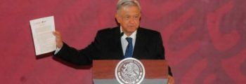 AMLO firma compromiso de no reelección